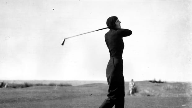 Gloria Minoprio, clad head to toe in black, swinging her cleek.